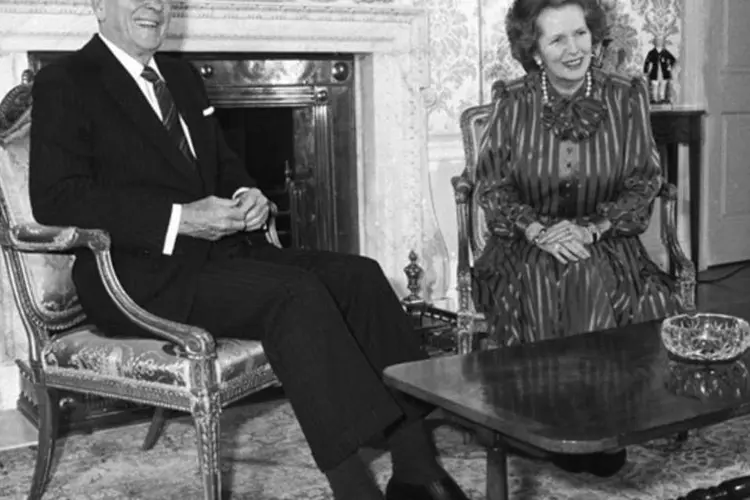 Presidente americano, Ronald Reagan, com a primeira-ministra da Grã-Bretanha, Margaret Thatcher, na 10 Downing Street (Getty Image)