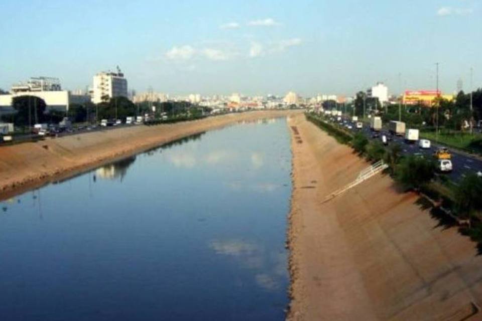 Pista da Marginal Tietê é interditada por manifestação