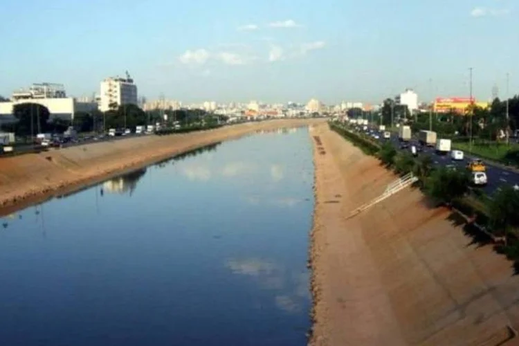 A pista central da Marginal, sentido Castello Branco, na altura da Ponte das Bandeiras, será bloqueada das 23h de amanhã às 5h de quinta-feira (Wikimedia Commons)