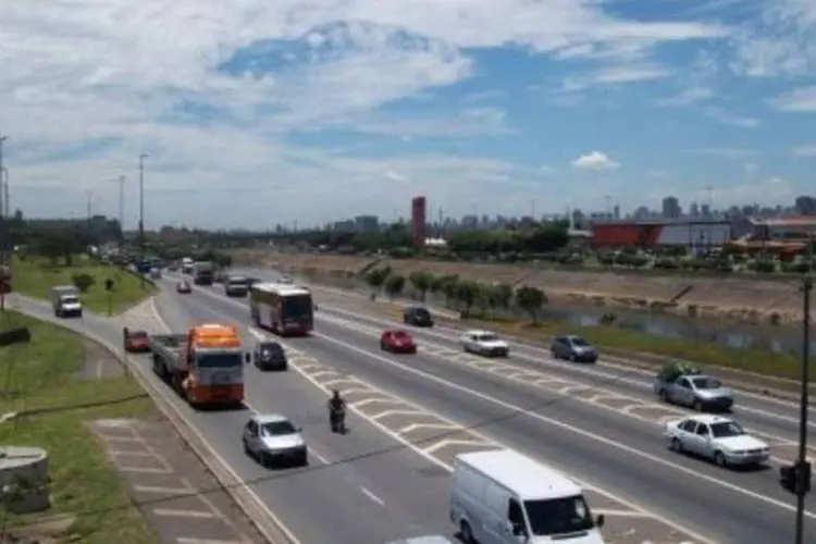 Marginal Tietê, em São Paulo: motocicletas serão impedidas de circular na pista expressa (.)