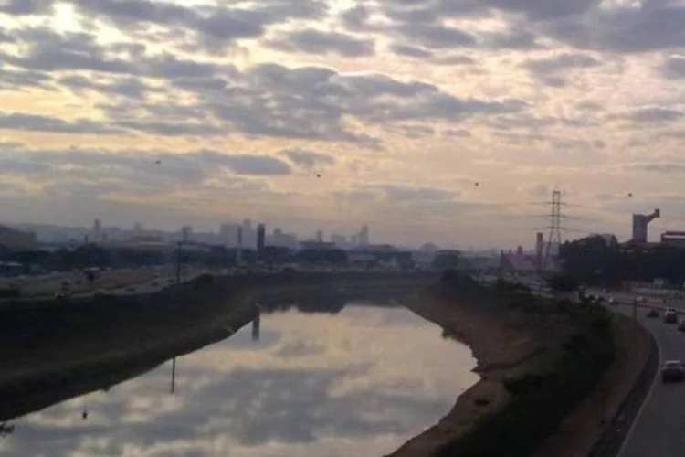 O trânsito estava complicado na região. As pistas expressa e local apresentavam lentidão entre as Pontes Atílio Fontana e Freguesia do Ó (Wikimedia Commons)
