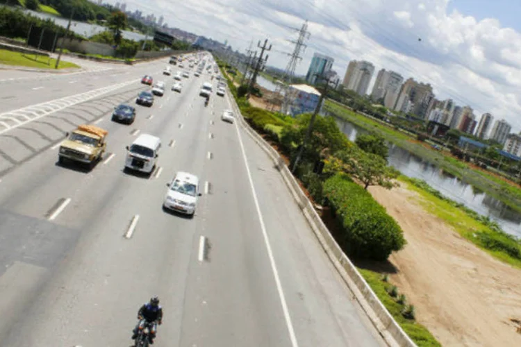 
	Marginal Pinheiros: antes de chegar na ponte, os vigilantes bloquearam totalmente o sentido Interlagos da Marginal Pinheiros
 (Marcos Santos/USP Imagens)