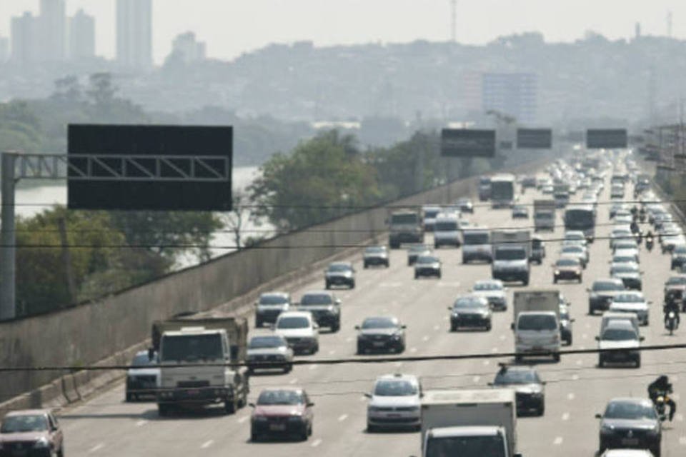 Protesto em SP reuniu mil trabalhadores em marginal