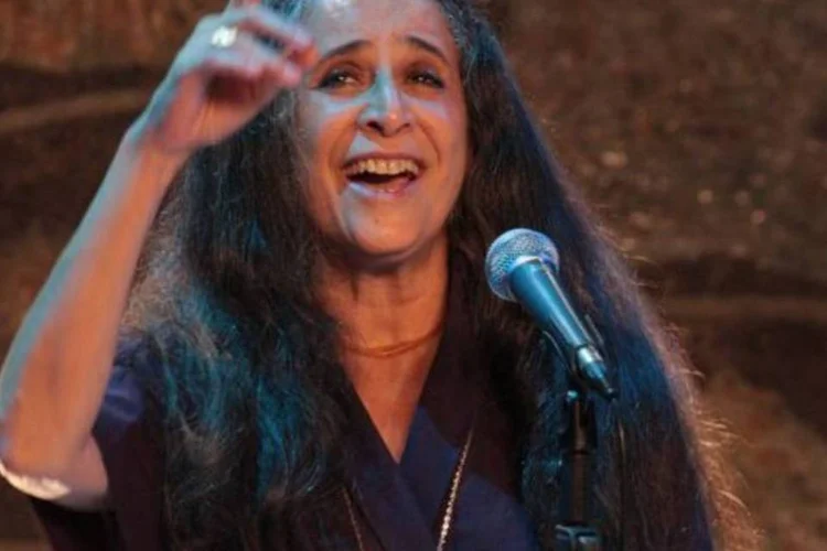 
	Maria Beth&acirc;nia: era 2009, a historiadora Heloisa Maria Murgel Starling teve a ideia de convidar Maria Beth&acirc;nia para participar do projeto Sentimentos do Mundo
 (Reginaldo Teixeira/Contigo)