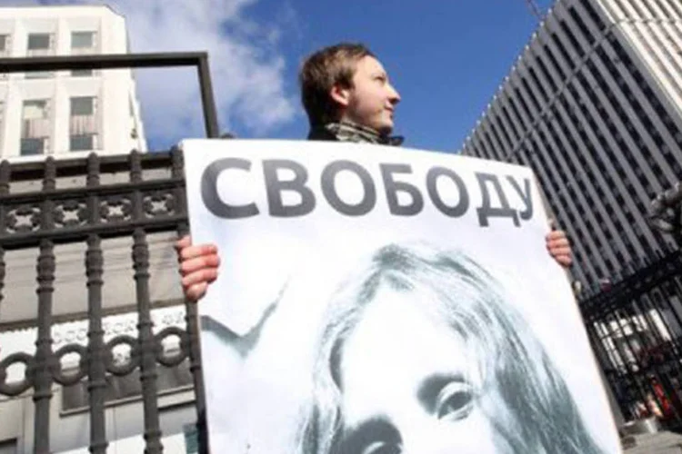 Ativista pede a libertação de Maria, em Moscou: o tribunal de Perm, nos Urais, rejeitou a apelação apresentada por Alekhina contra a decisão de outro tribunal, que em maio se pronunciou contra a libertação antecipada, indicou a agência Ria Novosti. (©afp.com / Evgeny Feldman)