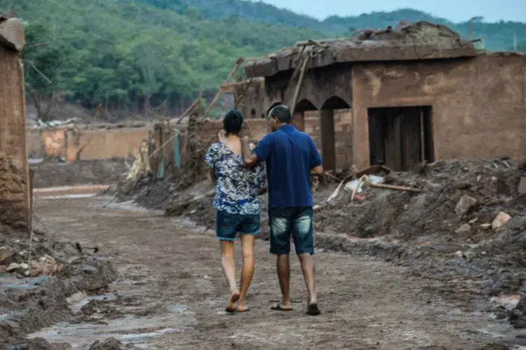 
	Ap&oacute;s rompimento de barragens, moradores buscam pertences em Mariana, MG
 (Antonio Cruz/ Agência Brasil)