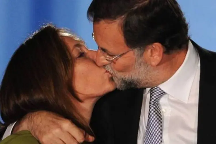 Rajoy beija sua esposa, Elvira, depois de vencer as eleições. Ele será o novo premiê espanhol (Jasper Juinen/Getty Images)