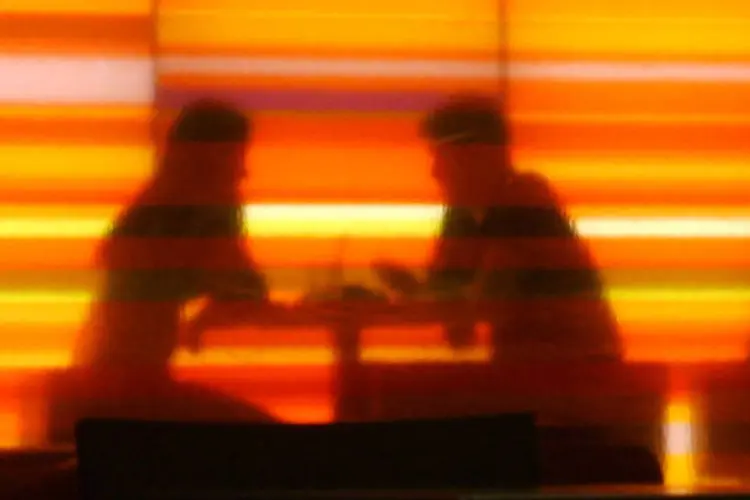 
	Casal conversa em uma mesa de restaurante: em todo o Brasil s&atilde;o 2.500 bares, restaurantes e lanchonetes que aderiram voluntariamente ao projeto
 (Stock.xchng)