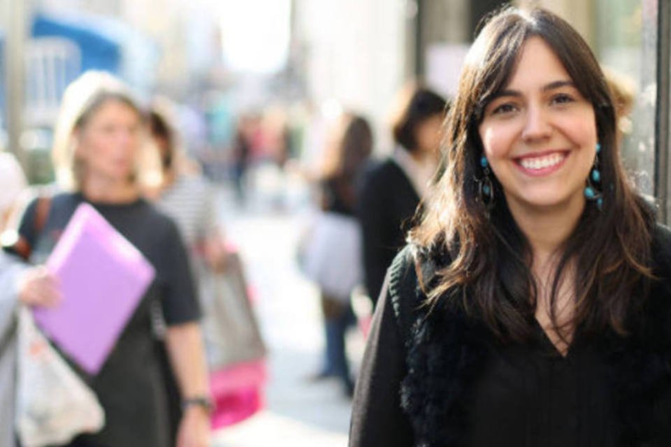Jovem empreendedora leva roupas do Bom Retiro para a web