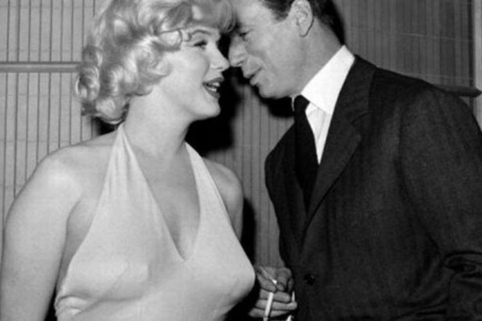 Foto de 1960 mostra Marilyn Monroe (1926-62) conversando com ator frances Yves Montand  (AFP)
