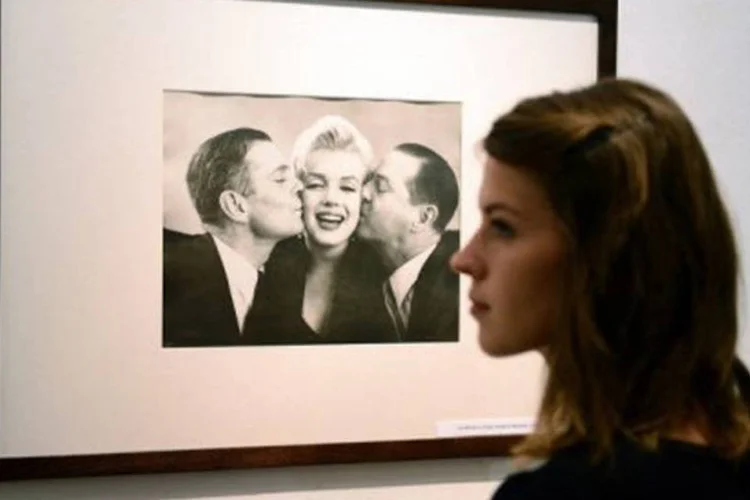 
	Mulher visita exposi&ccedil;&atilde;o de fotografias de Marylin Monroe: as imagens pertencem ao Tesouro do Estado polon&ecirc;s
 (Janek Skarzynski/AFP)