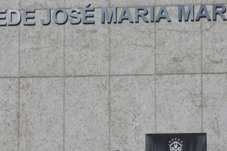 
	Sede da CBF, no Rio de Janeiro, ainda com o nome do ex-presidente Jos&eacute; Maria Marin, preso na Su&iacute;&ccedil;a nessa semana
 (REUTERS/Ricardo Moraes)