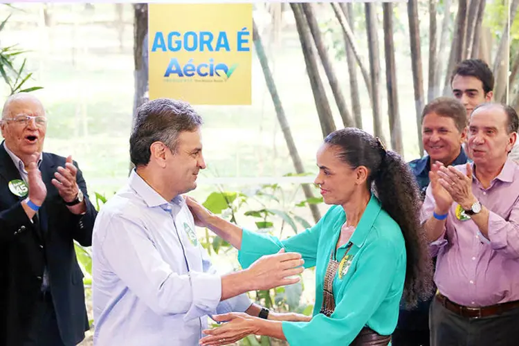 Aécio Neves e Marina Silva se abraçam durante encontro de apoio ao PSDB (Marcos Fernandes/Coligação Muda Brasil)