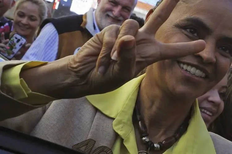 A candidata à presidência pelo PSB Marina Silva acena para eleitores durante campanha em São Paulo no sánado, 4 de outubro de 2014 (REUTERS/Nacho Doce)