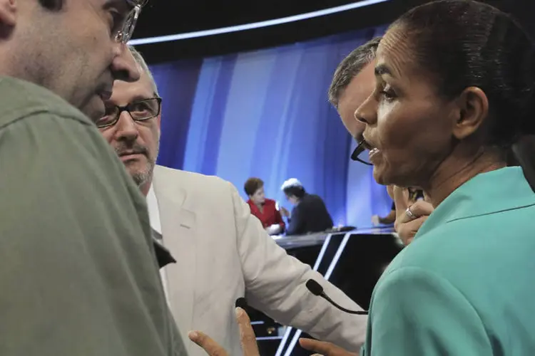 Marina Silva (PSB) conversa com seus assessores antes do debate da TV Record (Nacho Doce/Reuters)