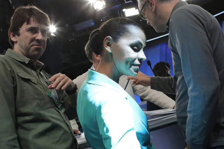 Candidata à Presidência Marina Silva (PSB) conversa com seus assessores antes do debate da TV Record (Nacho Doce/Reuters)
