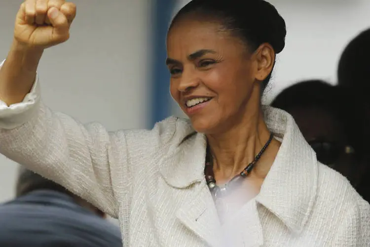 Candidata do PSB, Marina Silva, acena durante um ato político em São Bernardo do Campo (Paulo Whitaker/Reuters)