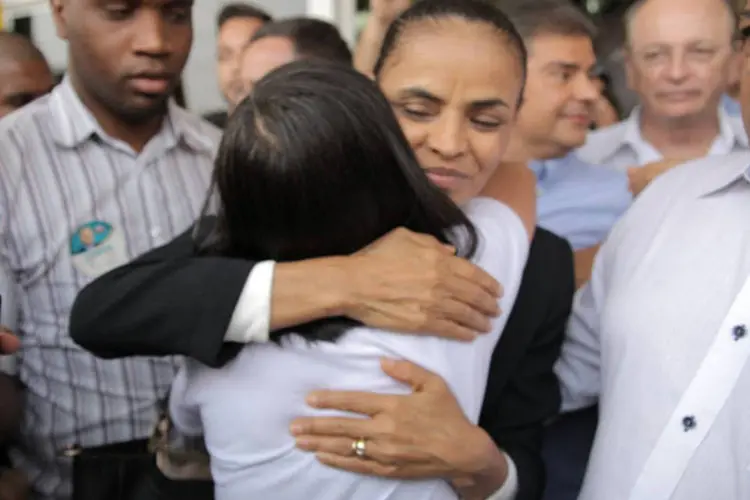 Marina Silva abraça uma eleitora durante visita a FENASUCRO, em Sertãozinho (Leo Cabral/MSILVA Online/Divulgação)