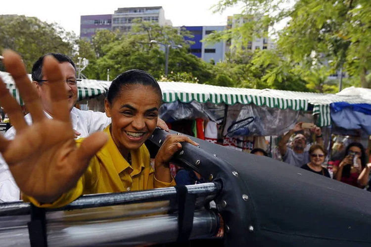 Candidata Marina Silva (PSB) acena para seus apoiadores durante um comício no Rio de Janeiro (Ricardo Moraes/Reuters)