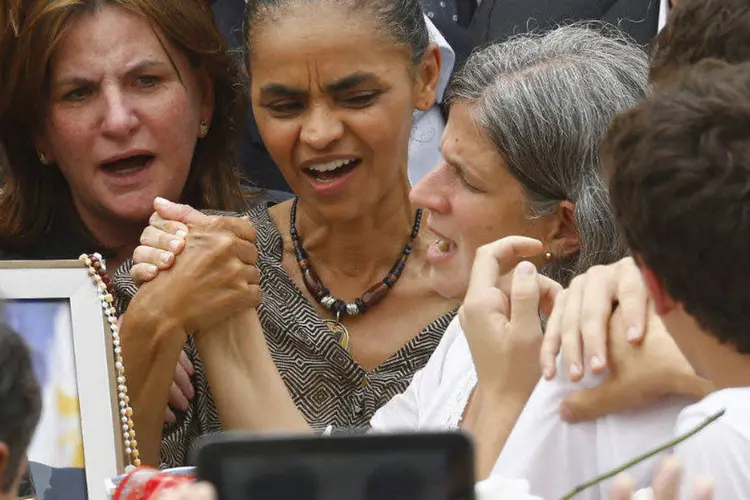 
	Marina Silva ao lado de Renata Campos no vel&oacute;rio de Eduardo Campos
 (REUTERS/Ricardo Moraes)