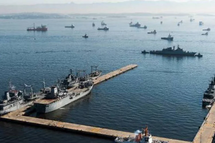 
	Vista a&eacute;rea do p&iacute;er da Marinha brasileira na Ba&iacute;a de Guanabara, Rio de Janeiro: 15 mil militares, 50 navios, 10 aeronaves e 200 lanchas participam da opera&ccedil;&atilde;o
 (Yasuyoshi Chiba/AFP)