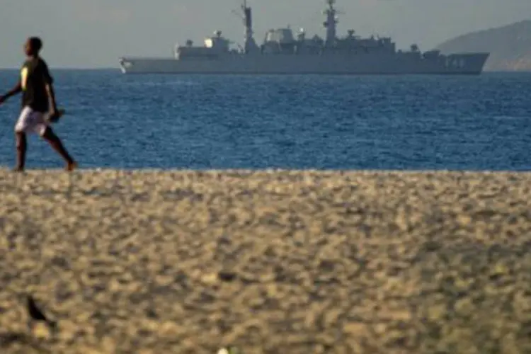 Navio da Marinha patrulha Copacabana: 64,5 milhões dólares foram investidos no esquema de segurança (Christophe Simon/AFP)