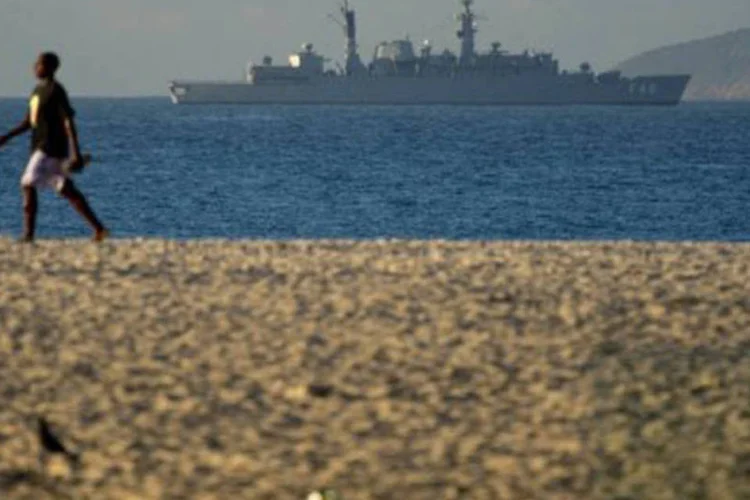 
	Navio da Marinha: cinco pessoas est&atilde;o desaparecidas desde a madrugada desta quarta-feira ap&oacute;s o naufr&aacute;gio de um barco pesqueiro no litoral de Santa Catarina no qual viajavam 17 pessoas
 (Christophe Simon/AFP)
