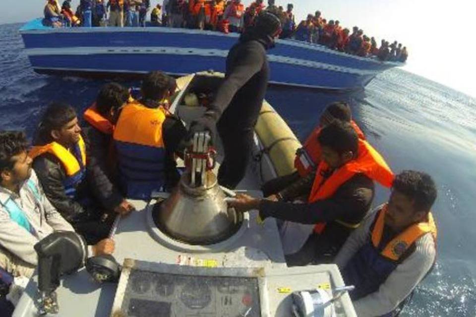 Barco com centenas de imigrantes naufraga ao sul da Sicília