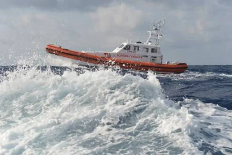 
	Marinha italiana resgatou 5.000 pessoas durante o fim de semana
 (Alberto Pizzoli/AFP)
