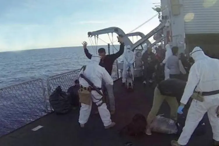 Marinha italiana em operação de salvamento de imigrantes em 17 de novembro de 2014
 (AFP/Marinha Italiana)
