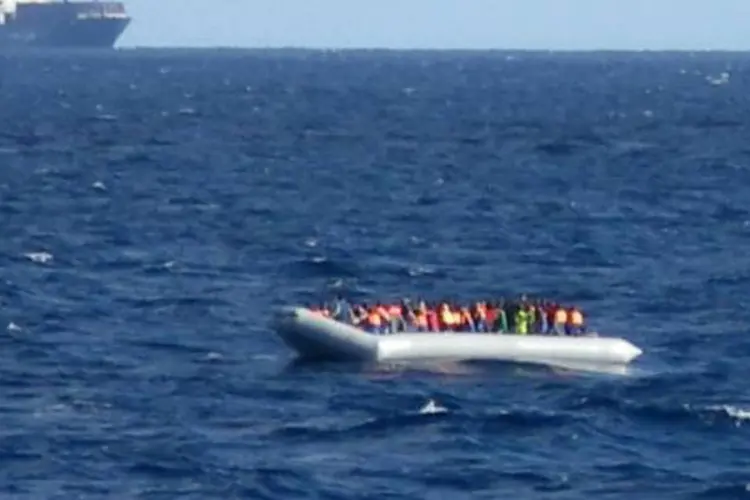 
	Marinha italiana resgata imigrantes: fluxo de imigrantes que atravessam o Mediterr&acirc;neo em barcos fr&aacute;geis da L&iacute;bia em dire&ccedil;&atilde;o ao sul da It&aacute;lia diminuiu com o clima
 (AFP)