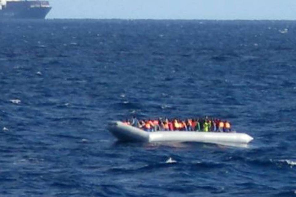 Mais de 1.000 imigrantes são resgatados perto da Líbia