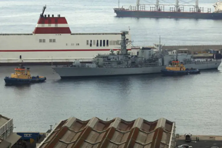 Barcos britânicos no porto de Gibraltar: por volta das 5h, a fragata HMS Westminster navegou até o porto de Gibraltar ladeada por dois navios menores (Jon Nazca/Reuters)