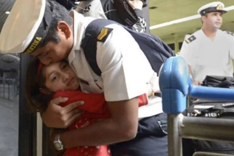 
	Marinheiros da fragata argentina &#39;Libertad&#39; desembarcam em 25 de outubro em Ezeiza ap&oacute;s ficarem retidos em Gana: eles foram recebidos por parentes com aplausos
 (Juan Mabromata/AFP)