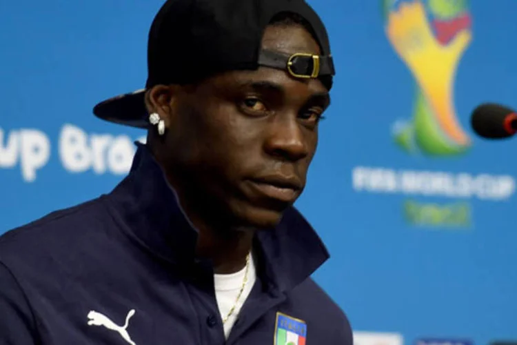Mario Balotelli tentou passar imagem de "bom moço" em coletiva de imprensa antes do jogo entre Itália e Costa Rica. Será que cola? (Getty Images)