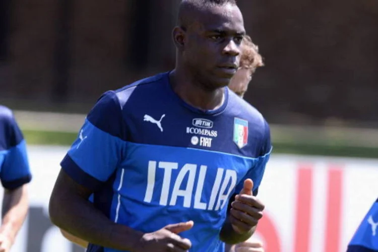 O atacante Mario Balotelli: atleta corria com companheiros quando xingamentos foram ouvidos (Getty Images)
