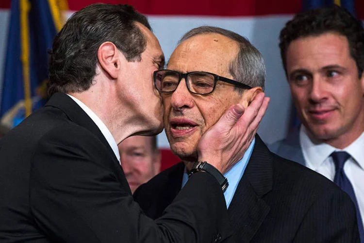 
	Mario Cuomo e filho: ex-governador morreu em casa devido a uma insufici&ecirc;ncia card&iacute;aca
 (REUTERS/Lucas Jackson/Files)