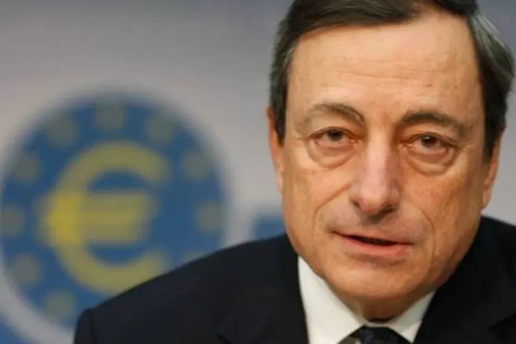 Mario Draghi mostrou ponderação com a compra de mais bônus de dívida soberana de países da zona do euro (Ralph Orlowski/Getty Images)