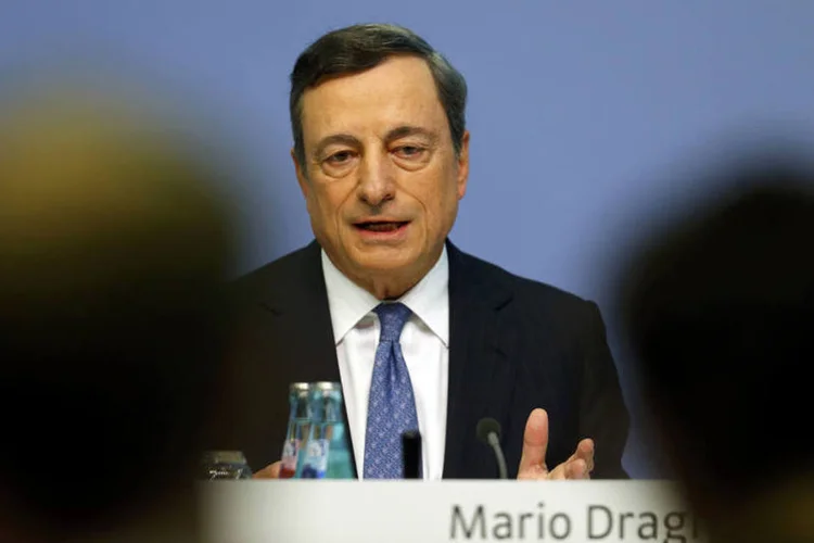 
	Mario Draghi: &quot;&Eacute; muito cedo para dizer agora se ser&aacute; uma redu&ccedil;&atilde;o gradual (na &aacute;rea do euro)&quot;, disse Nowotny
 (Ralph Orlowski / Reuters)