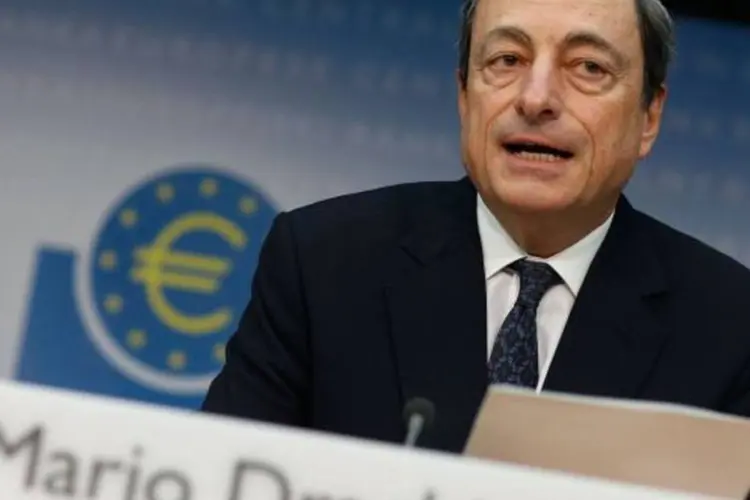 Mario Draghi anunciou que o BCE vai adotar mais medidas extraordinárias, que incluem a oferta de empréstimos de três anos para bancos e a flexibilização dos critérios de colateral para empréstimos (Ralph Orlowski/Getty Images)