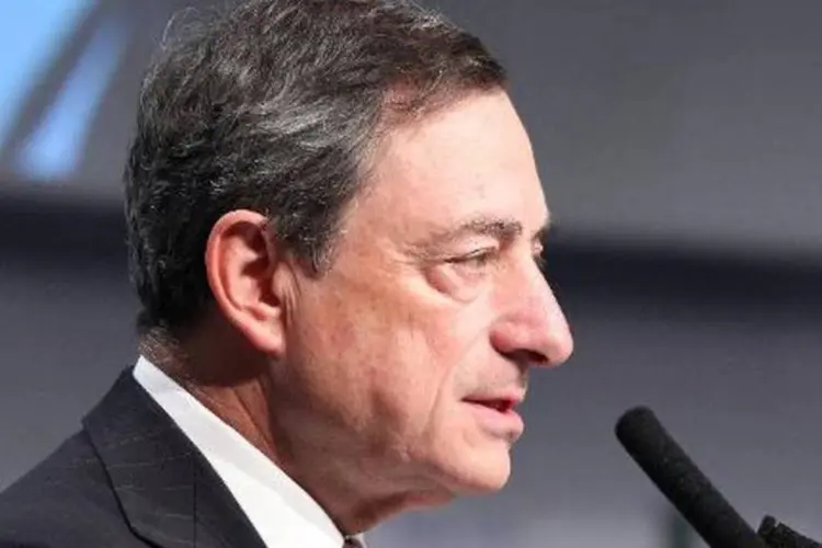 Mario Draghi, presidente do Banco Central Europeu: "no curto prazo, os indicadores caíram a níveis que classificaria de excessivamente baixos"  (Daniel Roland/AFP)