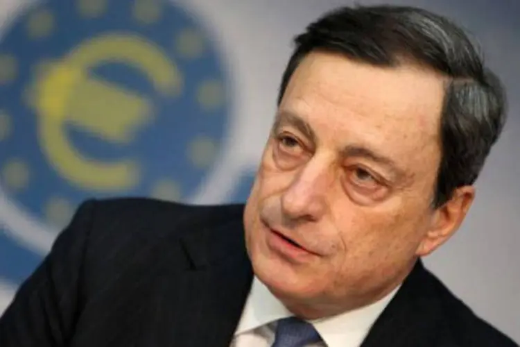 
	Mario Draghi, presidente do BCE: autoridade defendeu o plano de compra de t&iacute;tulos que idealizou no ano passado para afastar o risco de um colapso na zona do euro
 (Daniel Roland/AFP)