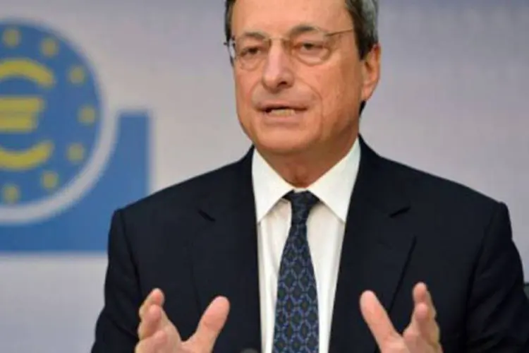 
	Mario Draghi, presidente do BCE: &quot;recupera&ccedil;&atilde;o para boa parte da zona do euro certamente come&ccedil;ar&aacute; na segunda metade de 2013&quot;, disse &agrave; r&aacute;dio Europe 1
 (Johannes Eisele/AFP)