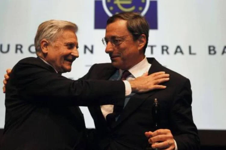 O novo presidente do BCE, Mario Draghi, justificou a medida dizendo que o crescimento econômico da zona do euro deve ser bem menor do que o esperado (Ralph Orlowski/Getty Images)