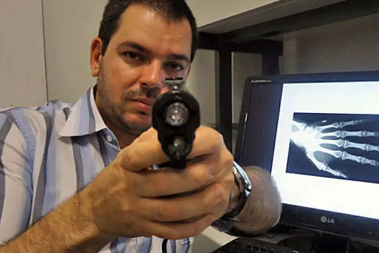 A imagem na tela do computador mostra o chip implantado sob a pele de Mário Gazziro, criador da trava por radiofrequência para armas (Divulgação)