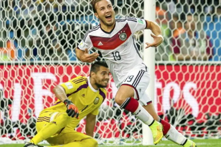 O alemão Mario Götze comemora o gol da vitória sobre a Argentina, na final da Copa (VI-Images via Getty Images)