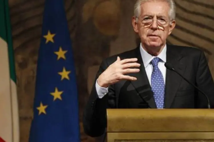 Mario Monti, apontado para o cargo de primeiro-ministro da Itália, concede entrevista coletiva no Palácio Giustiniani, em Roma, na Itália (Tony Gentile/Reuters)