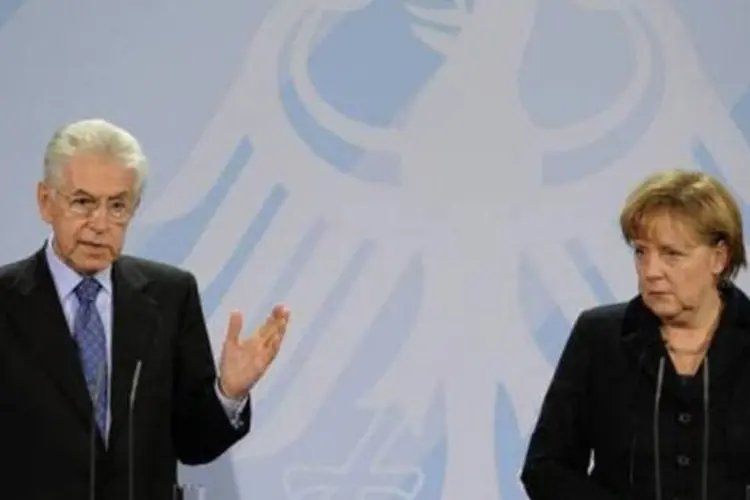 A chanceler alemã, Angela Merkel, se reuniu com o premiê italiano, Mario Monti (Odd Andersen/AFP)