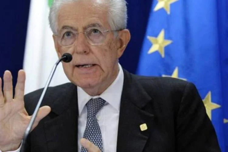 Primeiro-ministro da Itália, Mario Monti, participa de coletiva de imprensa após cúpula de líderes da UE (Eric Vidal/Reuters)