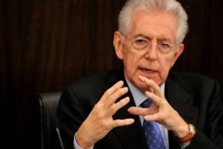 Mario Monti respondeu com bom humor as acusações de que teria gasto muito dinheiro na festa de fim de ano (Alberto Pizzoli/AFP)